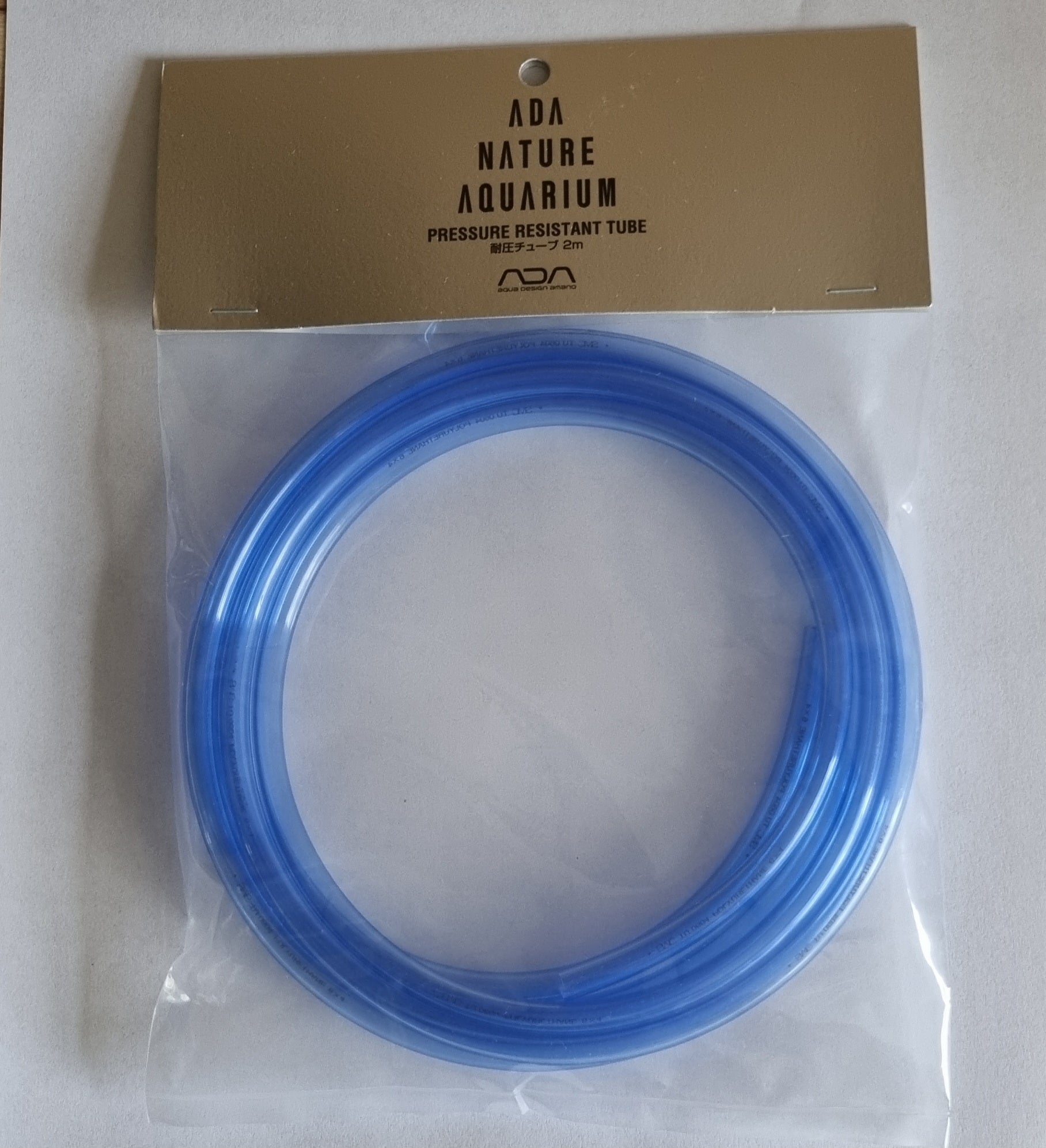 Das Bild zeigt eine Verpackung mit einem blauen Schlauch. Die Verpackung ist aus durchsichtigem Kunststoff und trägt folgende Aufschriften:
ADA Nature Aquarium: Dies ist der Markenname des Herstellers. ADA ist eine bekannte Marke in der Aquaristik, die für hochwertige Produkte zur Gestaltung und Pflege von Aquarien bekannt ist.
Pressure Resistant Tube