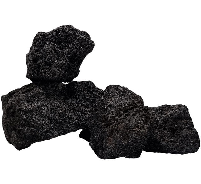 Das Bild zeigt mehrere schwarze Lavasteine unterschiedlicher Größe. Die Steine haben eine poröse Oberfläche und sind unregelmäßig geformt. Die Farbe variiert von dunkelgrau bis schwarz.