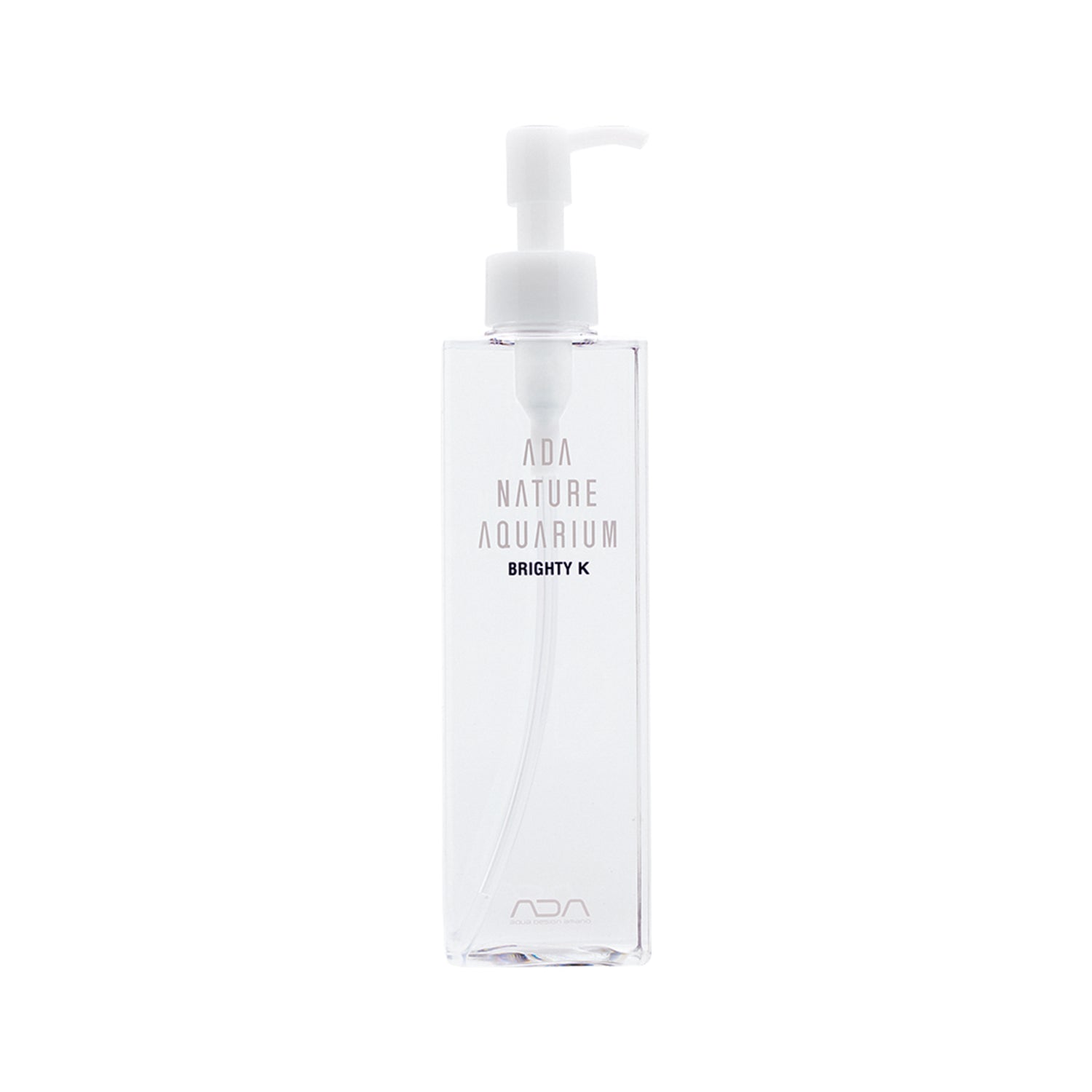 Weiße Kunststoff-Pumpflasche mit transparenter Flüssigkeit, beschriftet mit "ADA Nature Aquarium Brighty K".