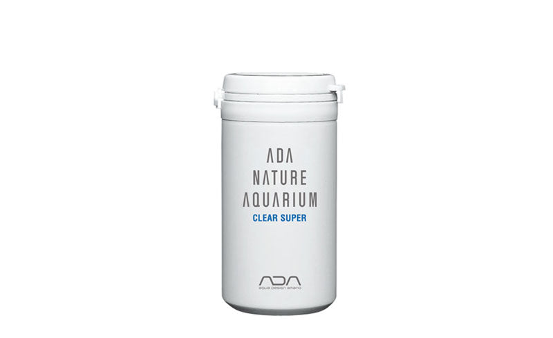 Das Bild zeigt eine weiße Plastikdose mit einem weißen Schraubverschluss. Auf der Dose steht in großen schwarzen Buchstaben "ADA NATURE AQUARIUM" und darunter in etwas kleineren Buchstaben "CLEAR SUPER". "ADA" ist noch einmal kleiner am unteren Rand der Dose zu sehen.