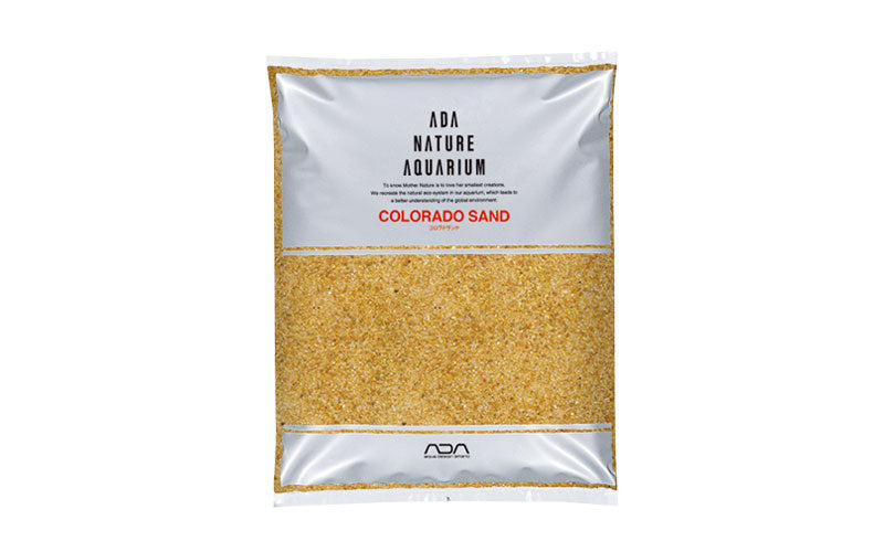 Das Bild zeigt eine Verpackung von ADA Colorado Sand.
ADA Colorado Sand ist ein hochwertiger Bodengrund für Aquarien, der von der bekannten Marke ADA (Aqua Design Amano) hergestellt wird. Dieser Sand zeichnet sich durch seine natürliche Schönheit und seine Vielseitigkeit aus.