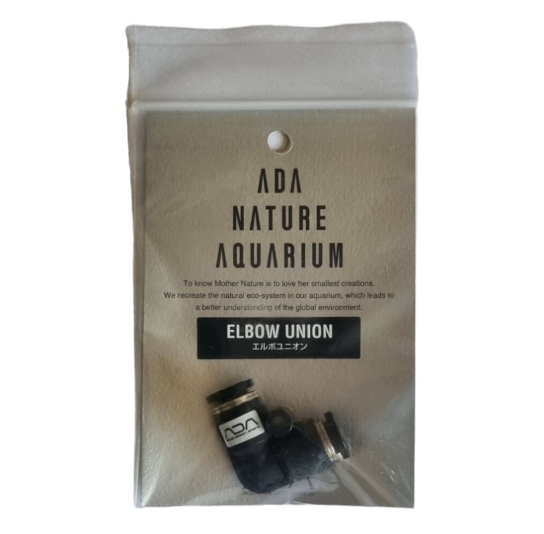 Elbow Union: In der Verpackung befindet sich eine schwarze Winkelverbindung aus Kunststoff.