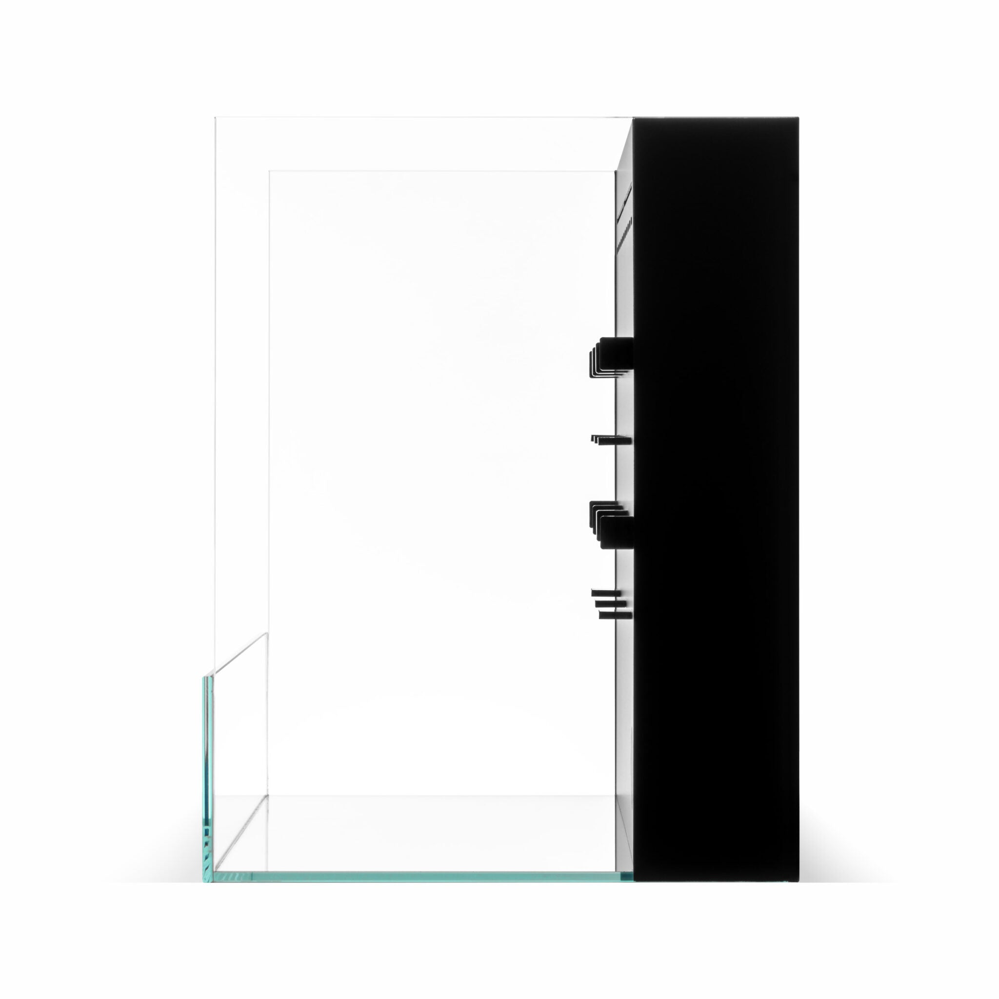 Das Bild zeigt ein rechteckiges, transparentes Paludarium. Das Aquarium ist mit einer schwarzen Rückwand ausgestattet, die mit zahlreichen kleinen Löchern perforiert ist. Die Löcher sind in einem unregelmäßigen Muster angeordnet. Seitenansicht