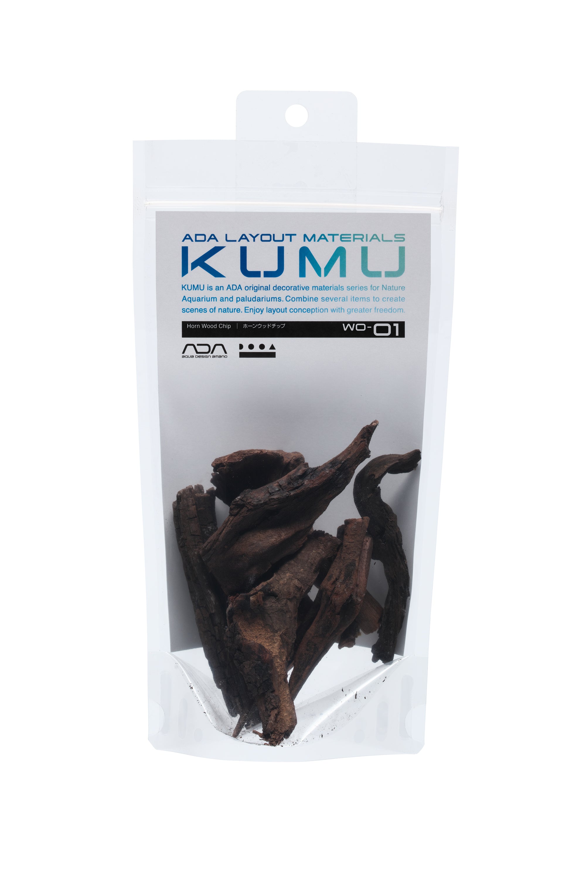 Das Bild zeigt eine transparente Verpackung mit einem weißen Aufkleber. Darin befinden sich mehrere dunkle, unregelmäßig geformte Holzstücke. Der Aufkleber enthält folgende Informationen:
ADA LAYOUT MATERIALS: Dies deutet darauf hin, dass es sich um ein Produkt für die Gestaltung von Aquarien handelt, das von der Firma ADA hergestellt wird.
KUMU: Dies ist vermutlich der Markenname oder die Produktlinie dieser speziellen Holzstücke.
Horn Wood Chip: Dies beschreibt das Produkt als "Hornholz-Chip", was darauf