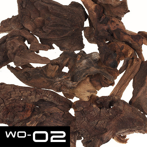 Beschreibung des Bildes
Das Bild zeigt eine Ansammlung von mehreren Holzstücken unterschiedlicher Größe und Form. Die Holzstücke sind von einer dunkelbraunen Farbe und haben eine raue, natürliche Oberfläche. Sie weisen Risse, Verzweigungen und eine unregelmäßige Struktur auf. Das Holz wirkt trocken und leicht verwittert. Im unteren rechten Bildbereich ist eine weiße Beschriftung angebracht: "WO-02".