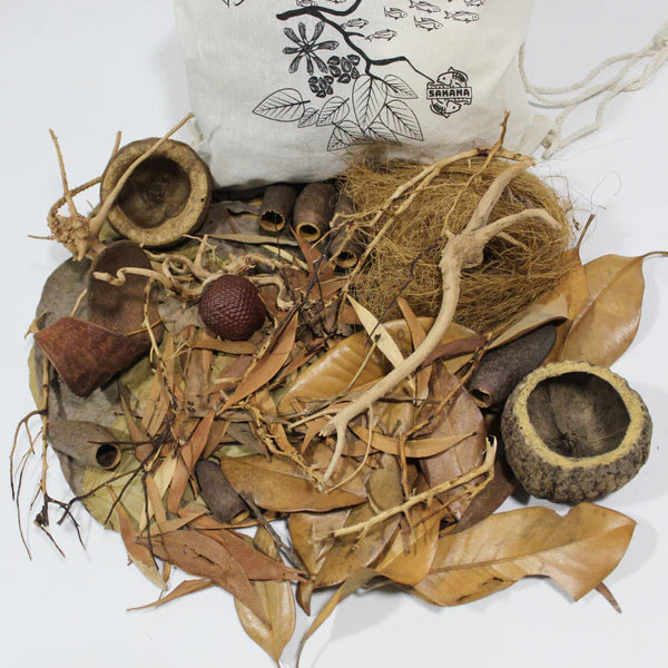 Das Bild zeigt ein typisches botanisches Kit für Aquarien. Es enthält eine Mischung aus verschiedenen natürlichen Materialien, die speziell dafür ausgewählt wurden, um ein natürliches und gesundes Umfeld für Aquarienbewohner zu schaffen.