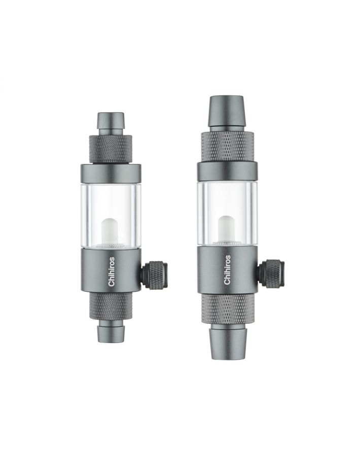 Das Bild zeigt zwei Chihiros CO2-Diffusoren. Diese Geräte werden in Aquarien verwendet, um das Gas Kohlendioxid (CO2) fein verteilt ins Wasser einzubringen. CO2 ist ein wichtiger Nährstoff für viele Aquarienpflanzen und fördert deren Wachstum.