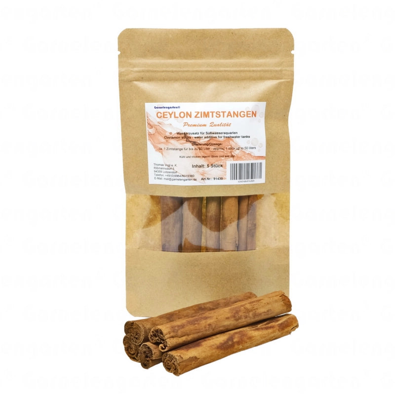 Braune Papiertüte mit Sichtfenster. Darin befinden sich mehrere braune Zimtstangen. Beschriftung: "Ceylon Zimtstangen - Premium Qualität - Wasserzusatz für Süßwasseraquarien".