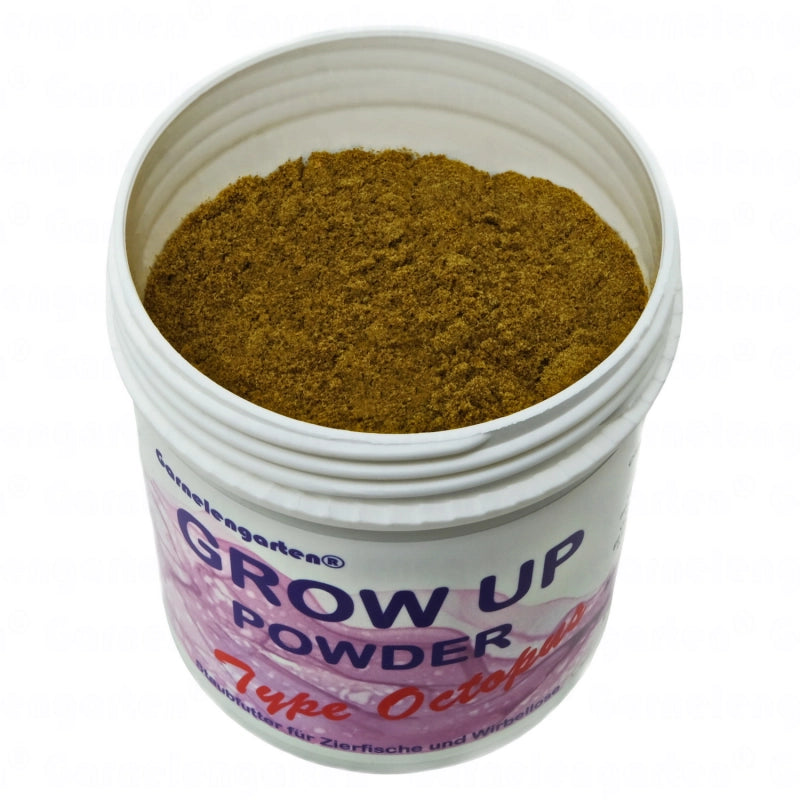 Weiße Plastikdose mit grünem Deckel, gefüllt mit braunem Pulver. Beschriftung: Garnelengarten® Grow Up Powder Type Octopus. Staubfutter für Zierfische und Wirbellose.