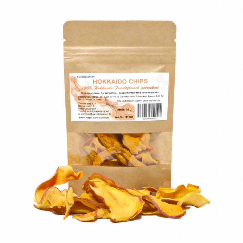 Braune Papiertüte mit orangenen, getrockneten Hokkaido-Chips. Ergänzungsfutter für Garnelen und Schnecken.