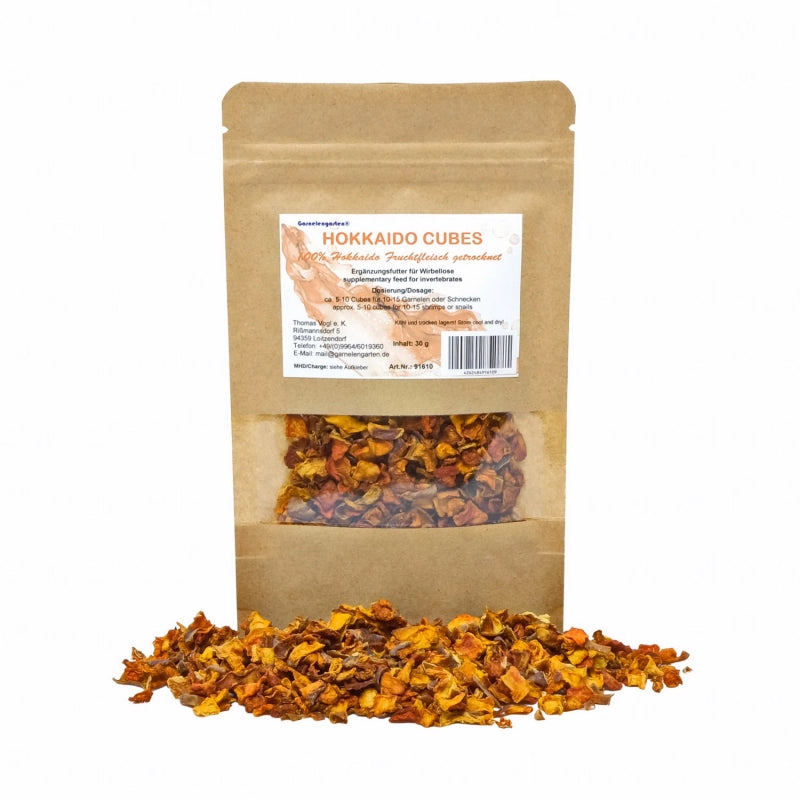Braune Papiertüte mit orangenen Hokkaido-Würfeln. 100% natürliches Ergänzungsfutter für Aquarienwirbellose.