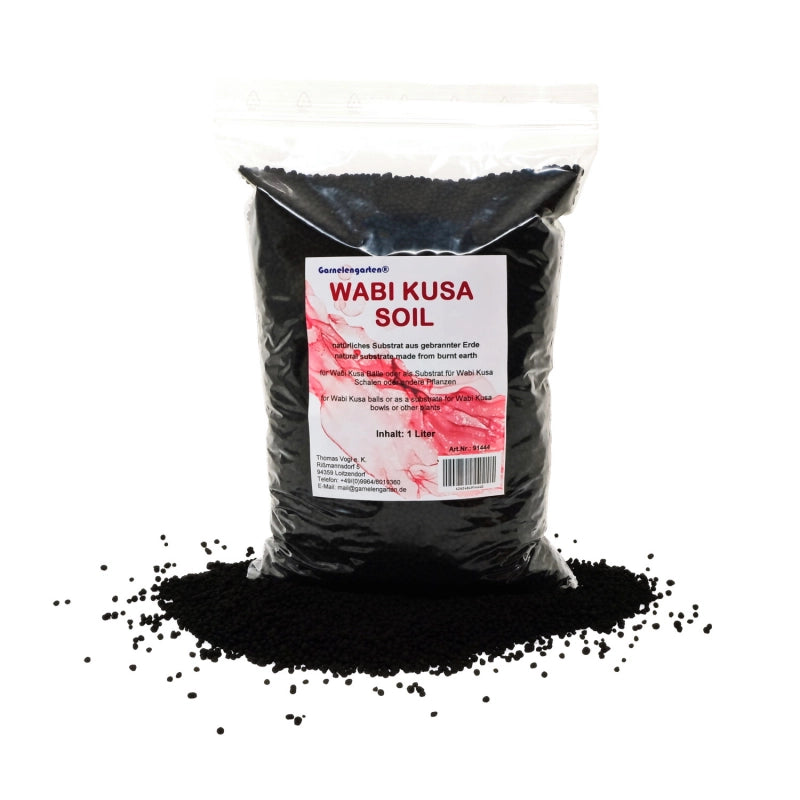 erpackung: Schwarze, durchsichtige Verpackung mit roter Schrift und Logo.
Inhalt: Schwarzes, körniges Substrat.
Aufdruck:
"Wabi Kusa Soil" - Hauptproduktbezeichnung
"Natürliches Substrat aus gebrannter Erde" - Beschreibung des Materials
"Für Wabi Kusa Bälle oder als Substrat für Wabi Kusa Schalen und andere Pflanzen" - Anwendungsbereiche
"Inhalt: 1 Liter" - Packungsgröße