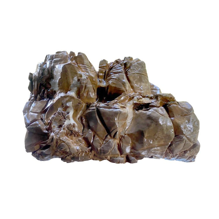 Ein Haufen von natürlichen, braunen Felsen mit einer unregelmäßigen, zerklüfteten Oberfläche. Die Steine weisen zahlreiche Spalten und Höhlen auf und sind mit weißen Mineralablagerungen überzogen.