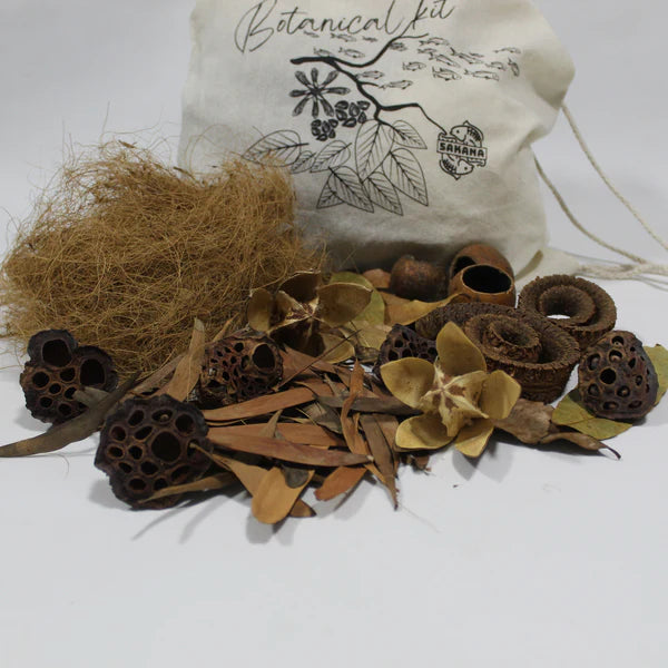 Das Bild zeigt ein typisches botanisches Kit für Aquarien. Es enthält eine Mischung aus verschiedenen natürlichen Materialien, die speziell dafür ausgewählt wurden, um ein natürliches und gesundes Umfeld für Aquarienbewohner zu schaffen.