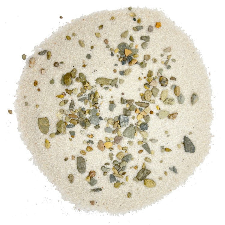 Feiner weißer Sand mit bunten Kieselsteinen