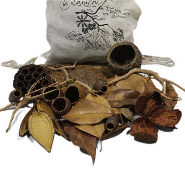 Das Bild zeigt eine bunte Mischung aus verschiedenen natürlichen Materialien, die für die Gestaltung von Aquarien geeignet sind.