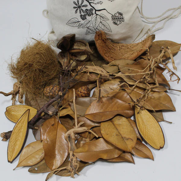 Das Bild zeigt ein typisches botanisches Kit für Aquarien. Es enthält eine Mischung aus verschiedenen natürlichen Materialien, die speziell dafür ausgewählt wurden, um ein natürliches und gesundes Umfeld für Aquarienbewohner zu schaffen.