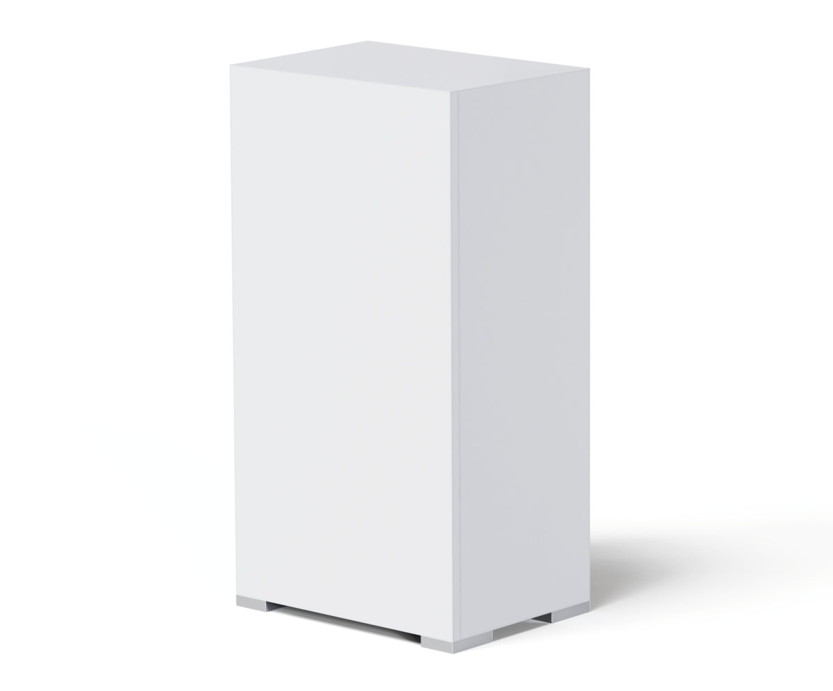 Das Bild zeigt einen weißen, kubischen Unterschrank aus der Serie StyleLine 85 des Herstellers OASE. Der Schrank ist schlicht und elegant gestaltet und scheint aus einem hochwertigen Material gefertigt zu sein. Die Oberfläche ist glatt und weist eine matte Optik auf. Der Schrank steht auf vier kleinen Füßen, die ihm eine gewisse Eleganz verleihen.